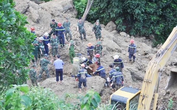 Vụ sạt lở đất ở Hòa Bình: Đã thấy thêm thi thể 2 nạn nhân bị vùi lấp