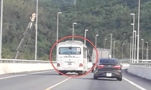 Xe trung chuyển qua hầm Hải Vân vô tư vượt xe… ở đường cấm vượt