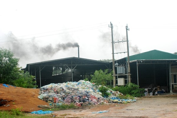 Huế: “Ngạt thở” vì 2 cơ sở sản xuất giấy xả thải “đầu độc” người dân