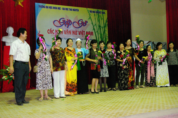 Ban Nhà Văn nữ - Hội Nhà Văn TPHCM giao lưu nhân ngày Phụ nữ VN
