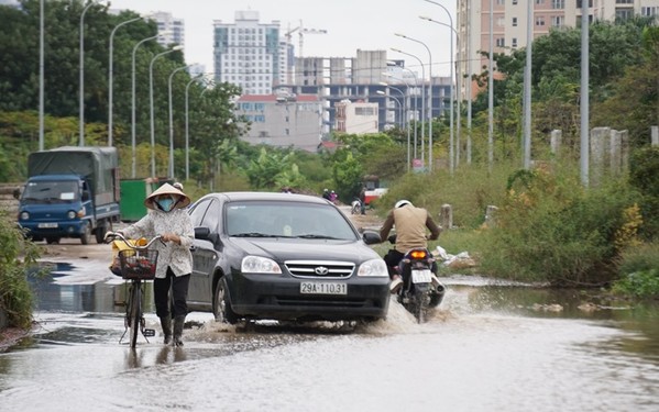 Hà Nội: Dự án làm đường dang dở, xe máy, ô tô 'tắm sông' mỗi ngày