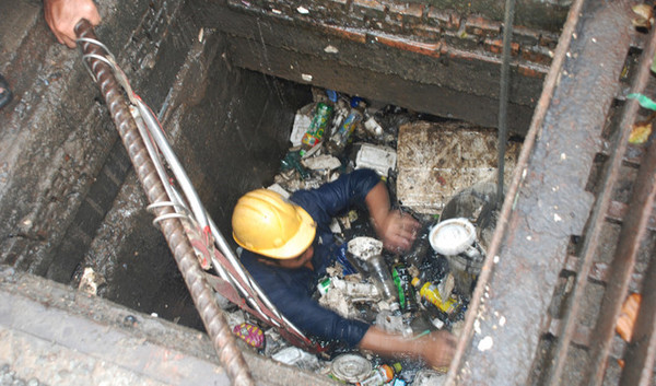 TP.HCM vận động người dân không bỏ rác xuống hầm ga