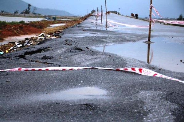 Hà Tĩnh: Dự án 210 tỷ chưa hoàn thành đã “nát tươm” sau bão