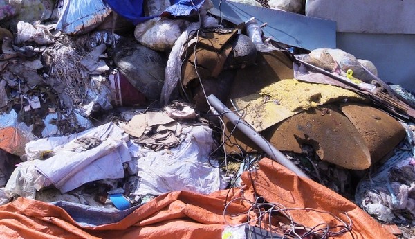 Bắt quả tang hàng chục tấn rác thải công nghiệp đổ sai quy định
