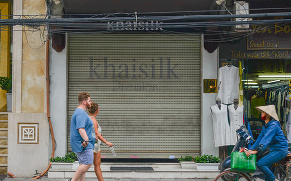 Chuỗi cửa hàng Khaisilk đóng cửa để 'kiểm tra điều chỉnh hàng hóa'