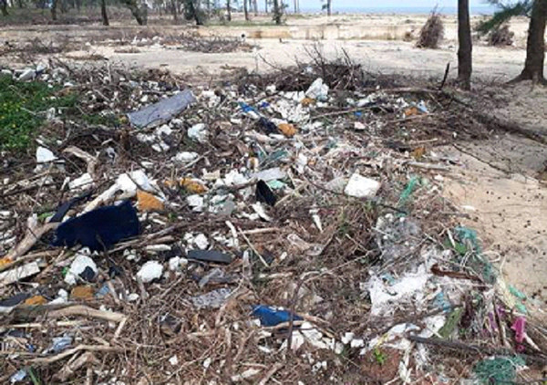Tin môi trường ngày 29/10: Nghệ An: Ngổn ngang rác thải ven biển