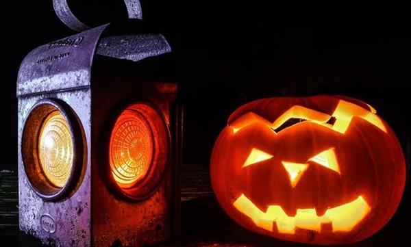 Halloween: Vì sao quả bí ngô được tỉa hình mặt người cười toét miệng