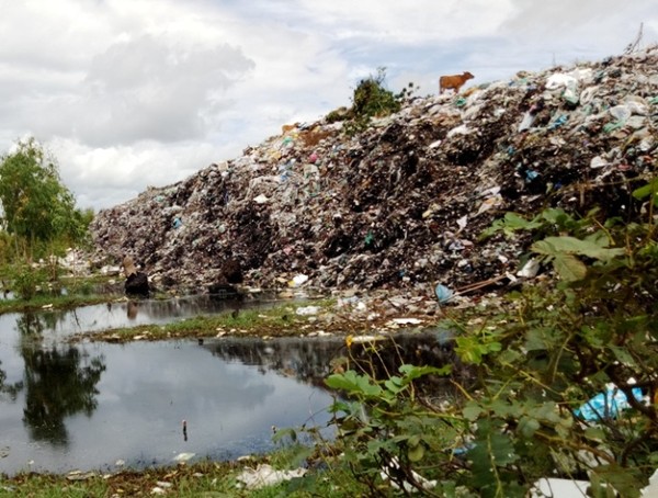 Bãi rác tự phát hơn 10 năm làm ‘khổ người sống, quấy người chết’