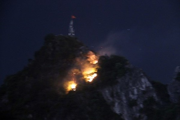 Quảng Ninh: Cháy lớn trên núi Bài Thơ, huy động 200 người cứu hỏa