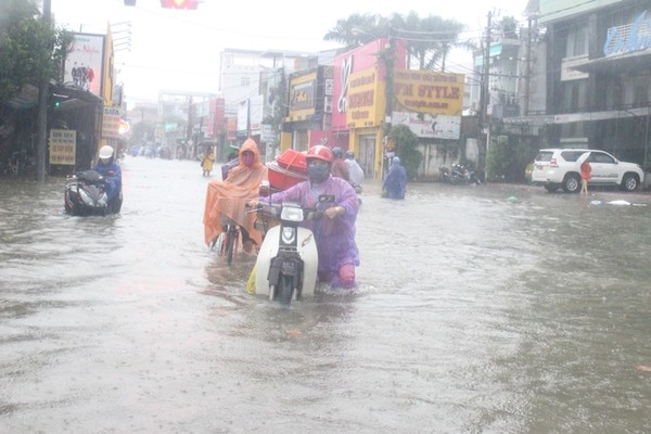 Huế: Người dân bì bõm lội nước trên phố về nhà sau mưa lớn