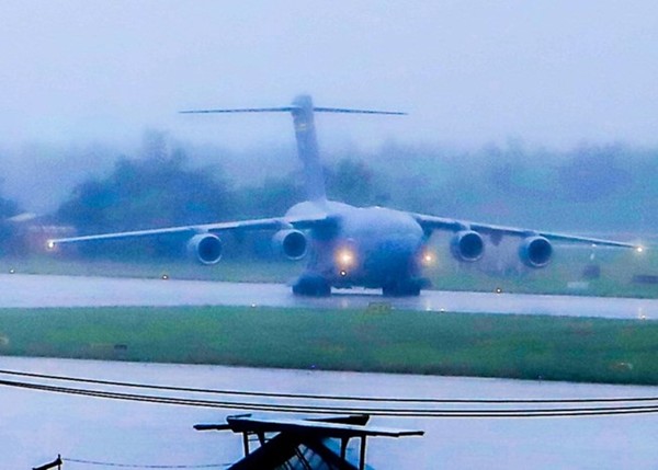 Máy bay C17 của đoàn Mỹ tới sân bay Đà Nẵng