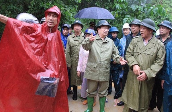 Phó Thủ tướng thị sát lũ, sạt lở ở Quảng Nam