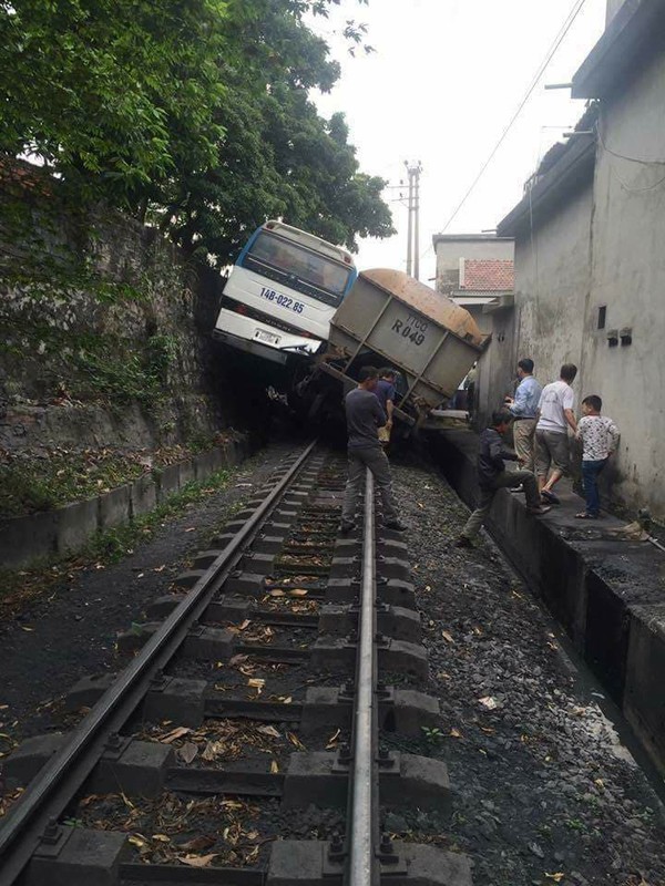 Quảng Ninh: Tai nạn giữa xe chở công nhân và tàu chở than