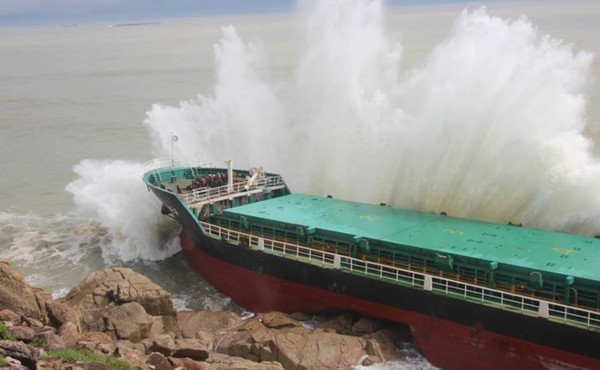 Dầu loang nghi từ tàu chìm trong bão Damrey ở biển Quy Nhơn