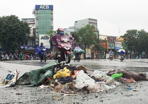 Huế: Thành phố tràn ngập bùn, rác thải sau lũ