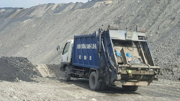 Hai xe ô tô môi trường ngang nhiên vào mỏ than đổ rác