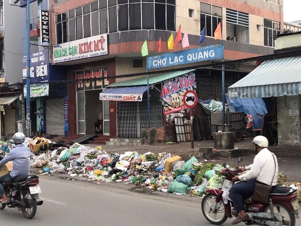 TP. Hồ Chí Minh: Rác thải ô nhiễm bủa vây cổng chợ Lạc Quang