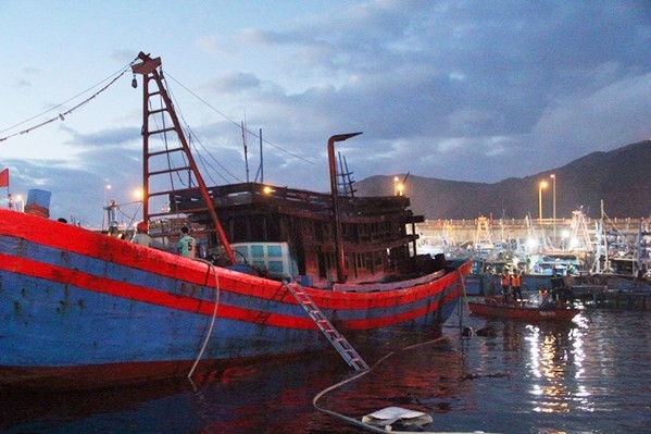 Đà Nẵng: Tàu cá bốc cháy dữ dội tại cảng Mân Quang