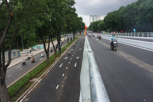 Thông xe cầu vượt giảm ùn tắc giao thông Tân Sơn Nhất