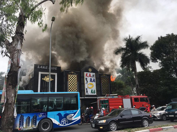 Hà Nội: Cháy lớn quán karaoke Lake Side ở Linh Đàm