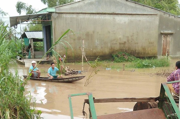 Nước sông dâng cao, người Phú Yên hối hả chạy lụt