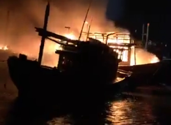 Quảng Bình: 4 tàu cá của ngư dân bị bốc cháy