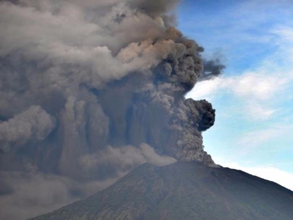 Cảnh báo nguy cơ phun trào núi lửa ở Bali
