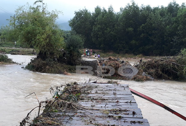 Bình Định: Cầu bị cuốn trôi 56 hộ dân cô lập