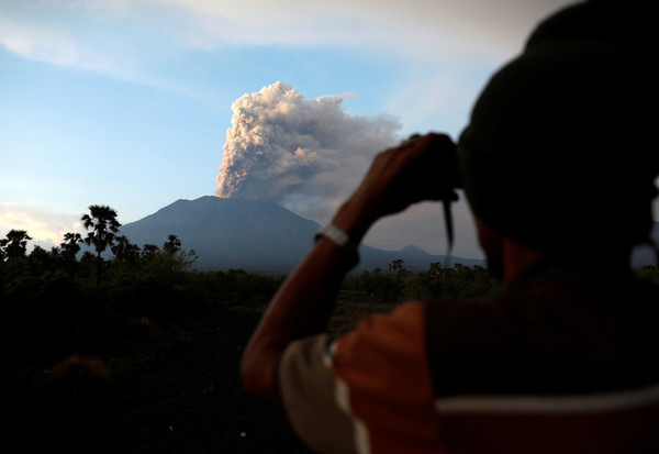 Indonesia kéo dài thời gian đóng cửa sân bay vì núi lửa