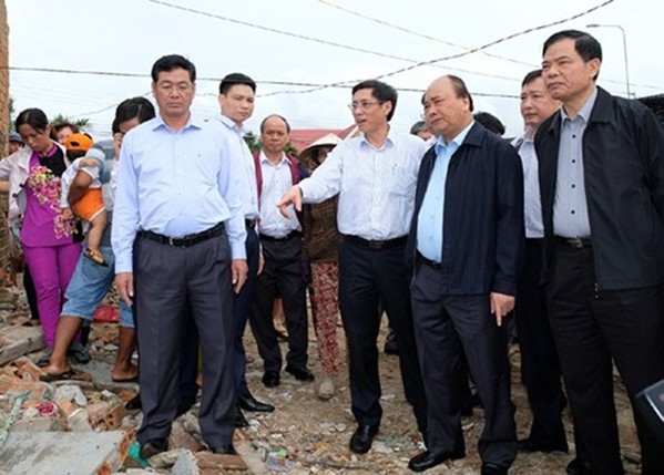 Thủ tướng kiểm tra tình hình khắc phục thiệt hại bão 12 ở Khánh Hòa