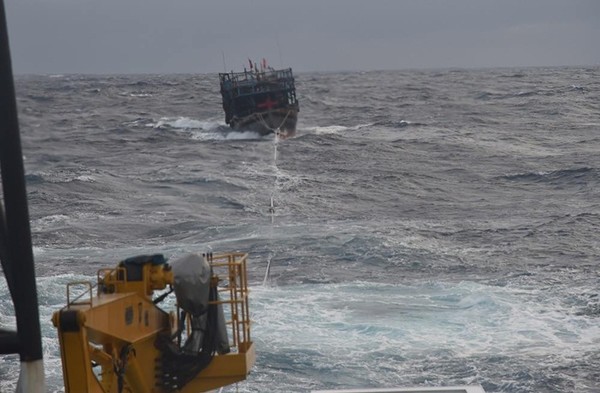 Tàu Hải quân kịp thời cứu nạn tàu cá bị nạn trên biển Hoàng Sa