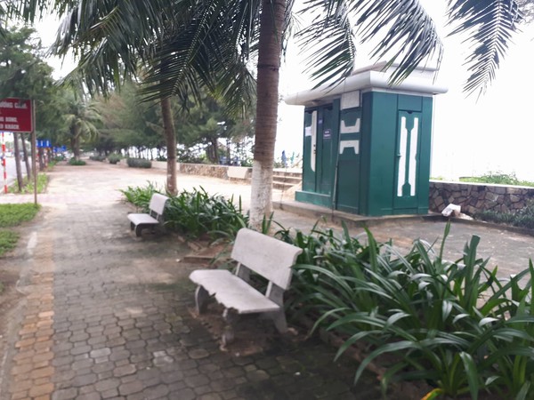 Nhếch nhác… nhà vệ sinh công cộng dọc tuyến đường biển