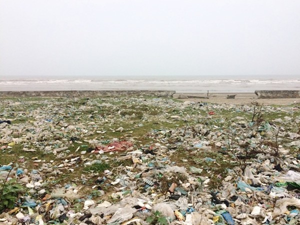 Hãi hùng cảnh rác tràn ngập bãi biển Thạch Kim