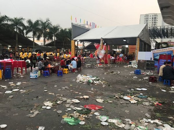Hình ảnh không đẹp mắt sau lễ hội bia Hà Nội