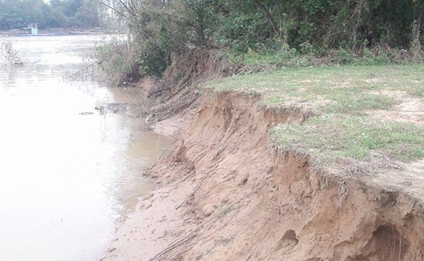 Bờ sông liên tục sạt lở vì “cát tặc”, hàng trăm hộ dân hoang mang