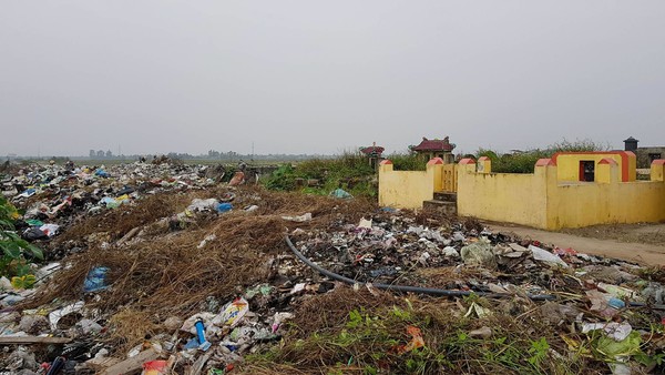 Ý Yên (Nam Định): Dân bức xúc vì… rác thải “bủa vây” nghĩa trang