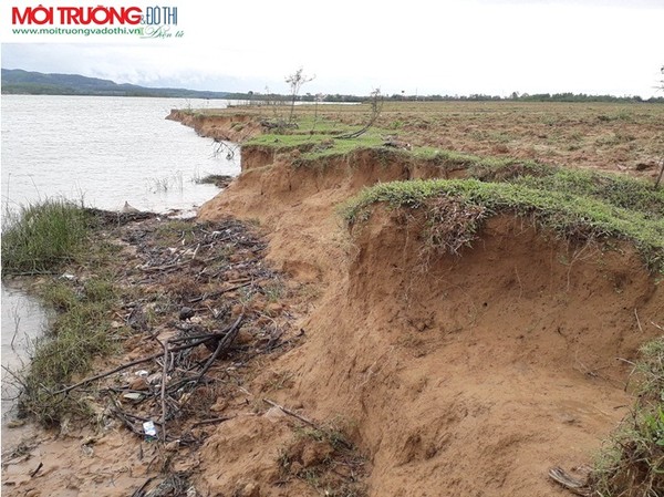 Quảng Bình: Dân bất lực nhìn sông Long Đại “nuốt trôi” đất canh tác