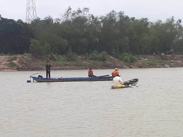 PV MT&ĐT VN theo chân CSĐT bắt 'lâm tặc' trên sông Thu Bồn