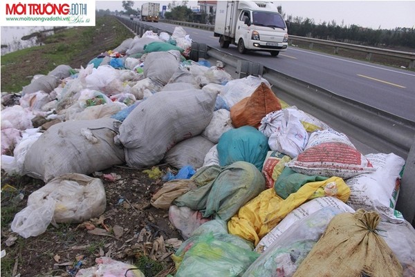 Lệ Thủy (Quảng Bình): Bãi rác tự phát “bủa vây” trên quốc lộ 1A
