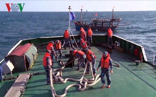 Cứu 8 thuyền viên gặp nạn trên biển