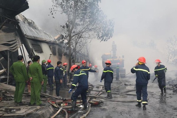 Thanh Hóa: Cháy lớn nhà máy bánh kẹo Tràng An, 3 công nhân mất tích