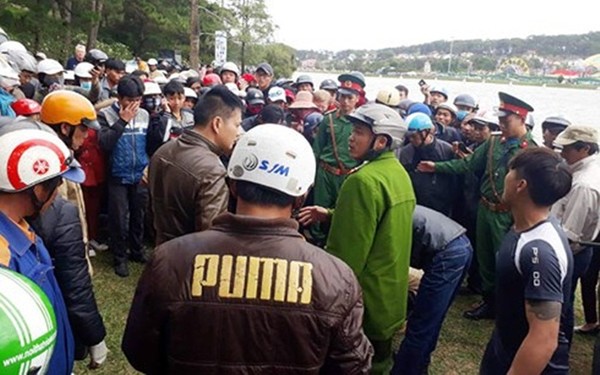 Nam sinh viên chết đuối sau lời thách thức bơi qua hồ Xuân Hương