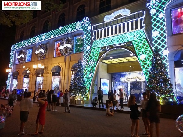 Đường phố Sài Gòn lung linh ánh đèn đón Giáng sinh