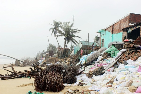Phú Yên: Triều cường, sóng cao cuốn trôi nhà hàng chục hộ dân