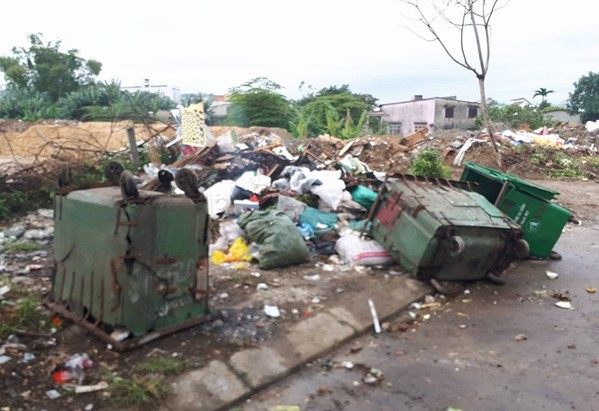 Bãi tập kết rác tạm “tấn công” khu dân cư