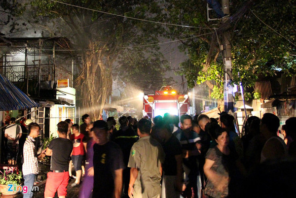 Hàng loạt căn nhà dọc kênh Đôi ở Sài Gòn bốc cháy giữa đêm
