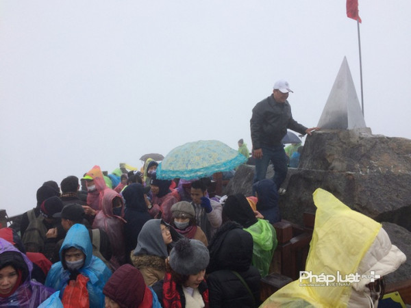 Dòng người chen chúc lên đỉnh Fansipan dịp nghỉ lễ Tết Dương lịch