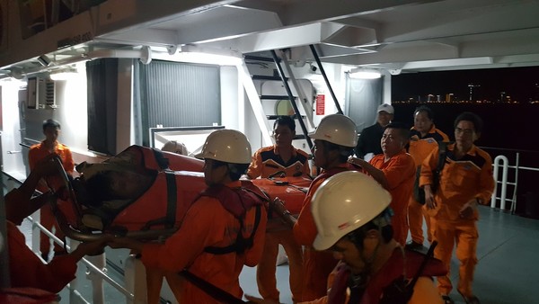 Cấp cứu kịp thời một thuyền viên gặp nạn gần đảo Cù Lao Chàm
