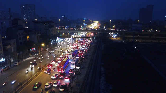 Người dân đổ về Thủ đô, giao thông Hà Nội 'nóng' sau Tết Dương lịch