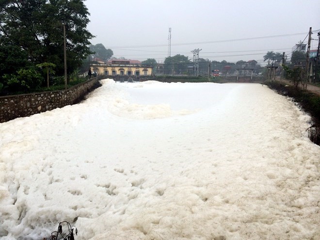 Hà Nam: Cuộc sống người dân đảo lộn vì ‘dòng sông tuyết’ ô nhiễm
